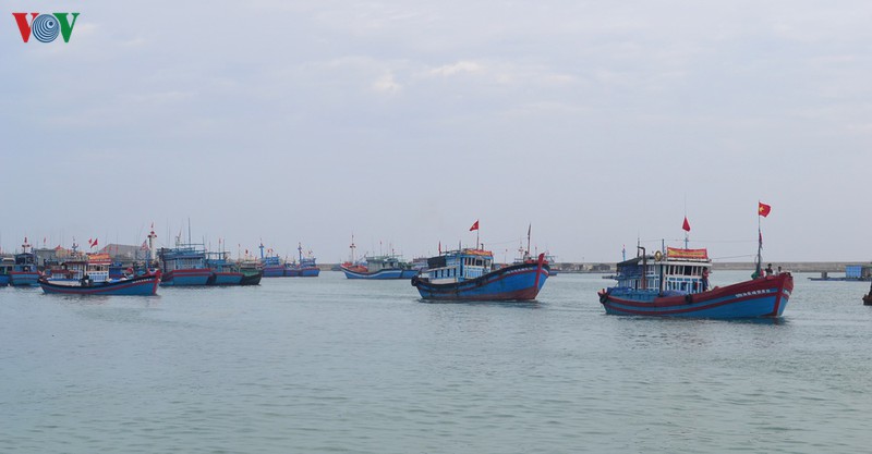 ngu dan ly son ra quan danh bat hai san hinh 2