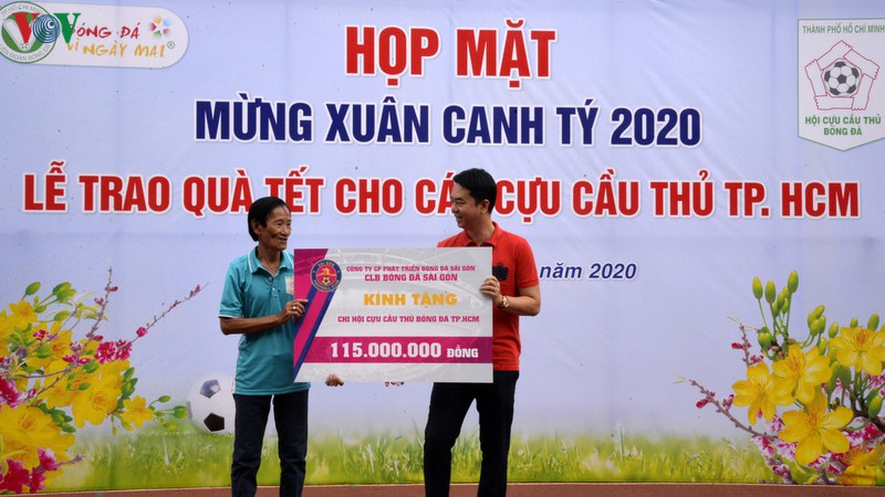 hon 200 trieu dong giup cac cuu cau thu co hoan canh kho khan an tet hinh 3