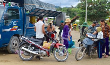 hang hoa tet da den tan khu dan cu cua nguoi nam tra my hinh 2