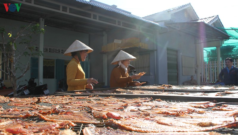 nhon nhip lang kho bien tran de mua tet hinh 2