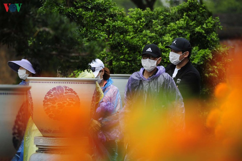 hinh anh du khach tham quan dai noi hue voi khau trang hinh 10