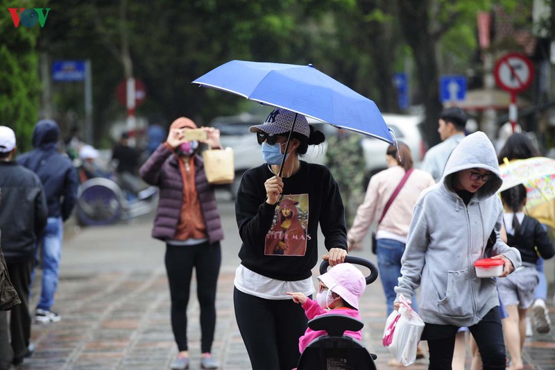 hinh anh du khach tham quan dai noi hue voi khau trang hinh 1