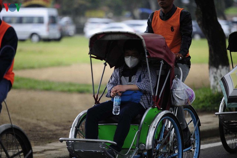 hinh anh du khach tham quan dai noi hue voi khau trang hinh 2