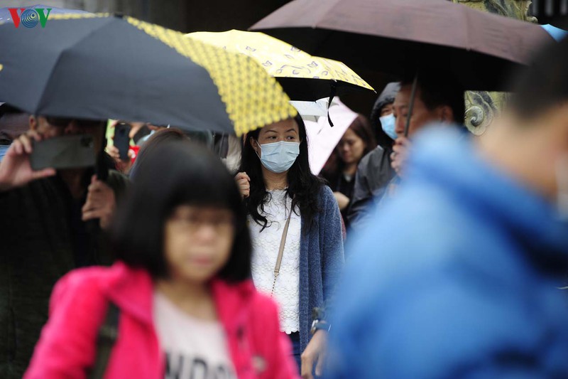 hinh anh du khach tham quan dai noi hue voi khau trang hinh 4