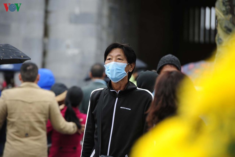 hinh anh du khach tham quan dai noi hue voi khau trang hinh 5