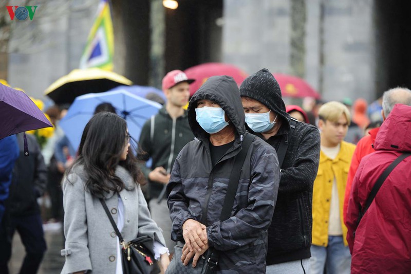 hinh anh du khach tham quan dai noi hue voi khau trang hinh 6