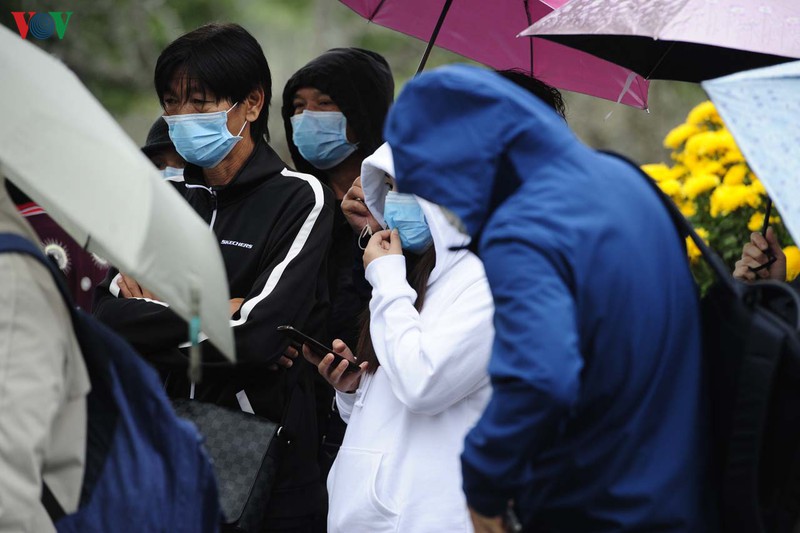 hinh anh du khach tham quan dai noi hue voi khau trang hinh 7