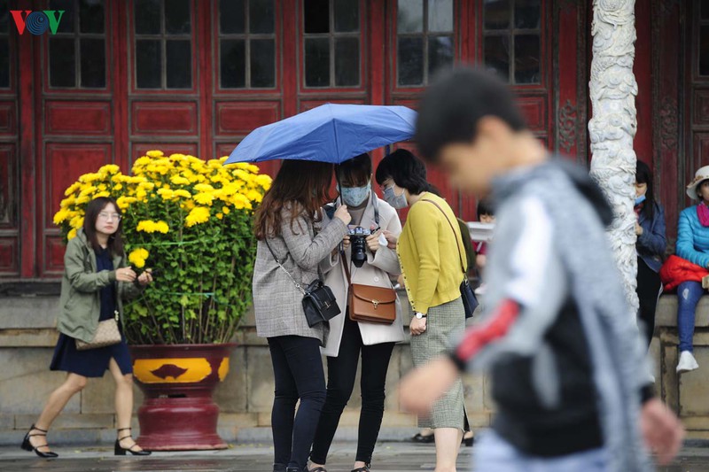 hinh anh du khach tham quan dai noi hue voi khau trang hinh 8