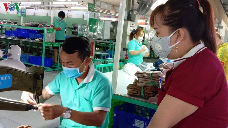 nguoi lao dong cung doanh nghiep vuot kho thoi dich covid-19 hinh 1