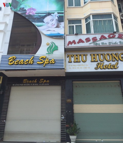 canh sat da nang di tung ngo, go tung nha ngan dich covid-19 hinh 2