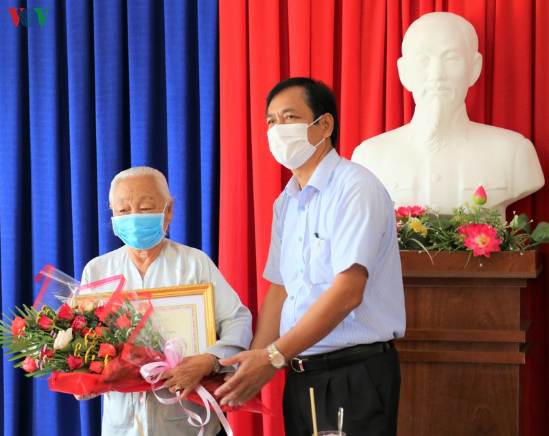 tang bang khen 5 cu ba gop 23 trieu dong phong chong dich covid-19 hinh 1