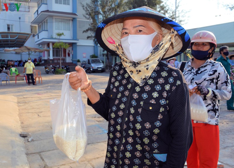 hang ngan nguoi nhan gao tu cay "atm gao" tai ca mau hinh 2