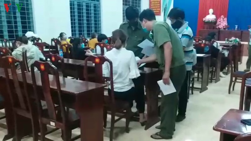 xu phat 29 thanh nien tu tap, khong deo khau trang noi cong cong  hinh 1