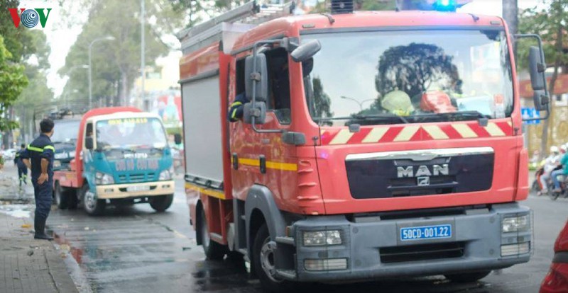 xe tai cho hang hoa cung binh gas boc chay du doi hinh 1