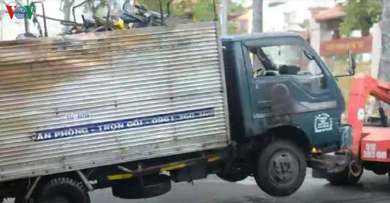 xe tai cho hang hoa cung binh gas boc chay du doi hinh 2