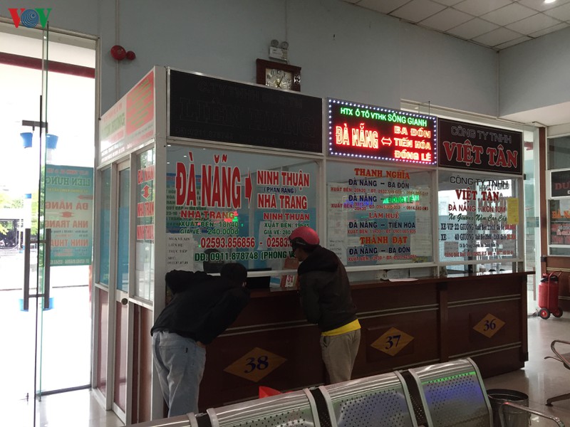 ngay dau xe lien tinh duoc hoat dong, noi vang khach, cho it xe hinh 2