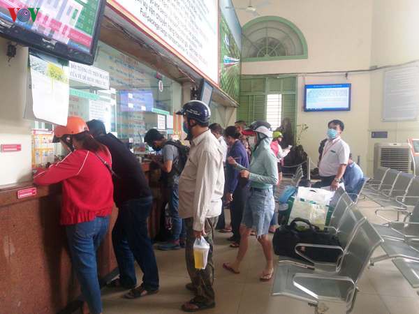 ngay dau xe lien tinh duoc hoat dong, noi vang khach, cho it xe hinh 3