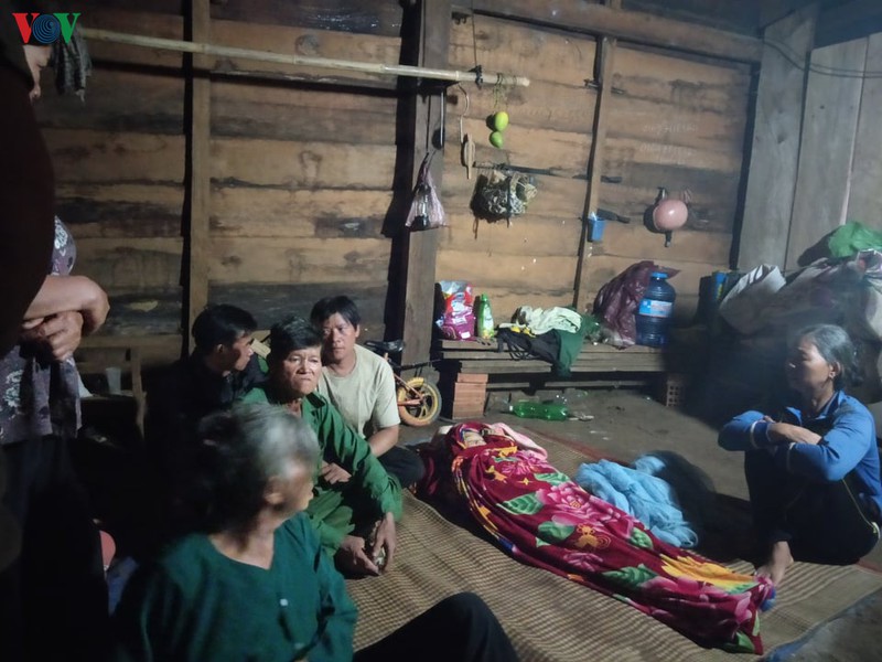 3 hoc sinh tieu hoc duoi nuoc thuong tam hinh 1