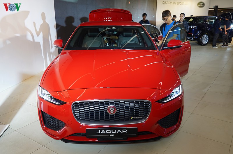 jaguar xe va land rover discovery sport chot gia tu 2,61 ty dong hinh 1
