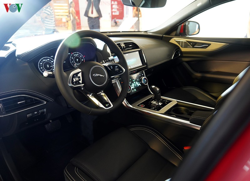 jaguar xe va land rover discovery sport chot gia tu 2,61 ty dong hinh 3