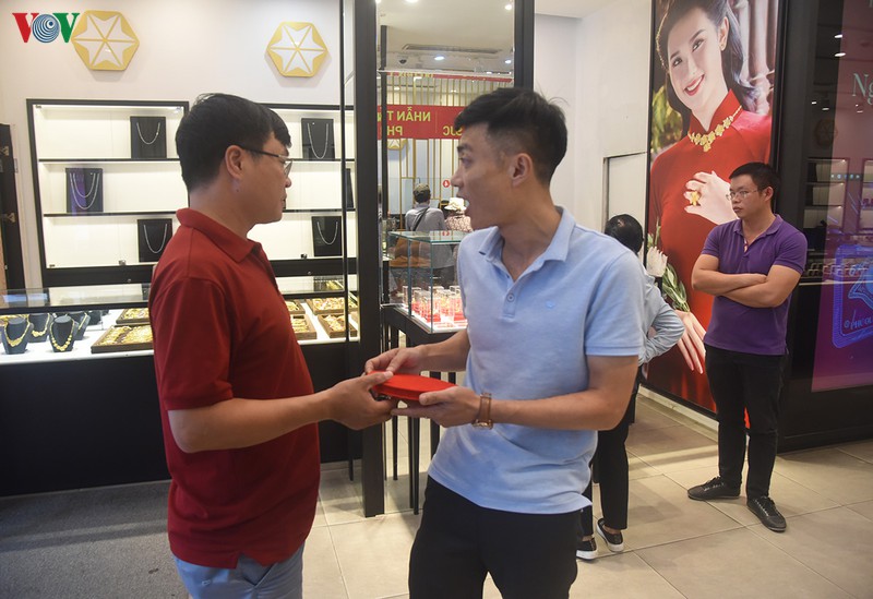 gia vang vuot moc 53 trieu dong/luong, nhieu nguoi ban ra chot loi hinh 4