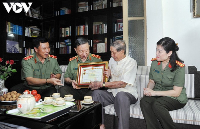 nsnd trong bang va ns pham tuyen nhan ky niem chuong "bao ve an ninh to quoc" hinh 1