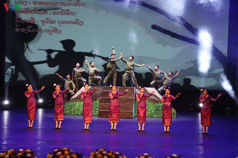 ky niem 70 nam quan tinh nguyen va chuyen gia vn  giup cach mang lao hinh 4