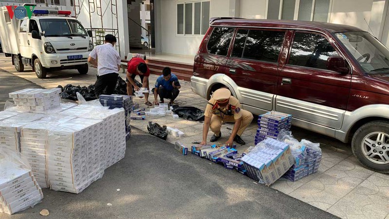 tam giu 3 doi tuong van chuyen hon 15.000 bao thuoc la lau hinh 1