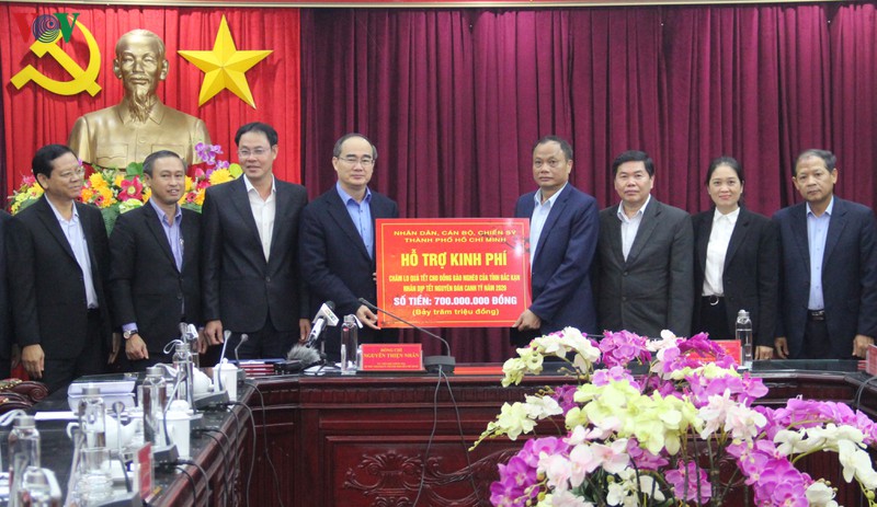 ptt truong hoa binh, bi thu tphcm tham, tang qua tet cho nguoi dan hinh 2