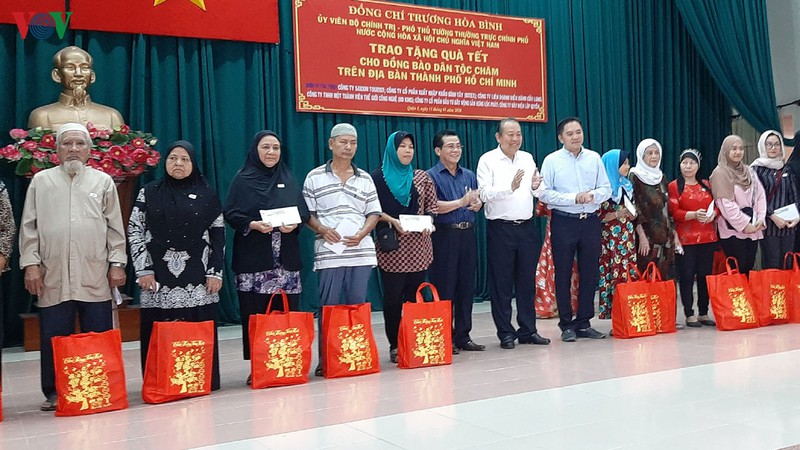 ptt truong hoa binh, bi thu tphcm tham, tang qua tet cho nguoi dan hinh 1