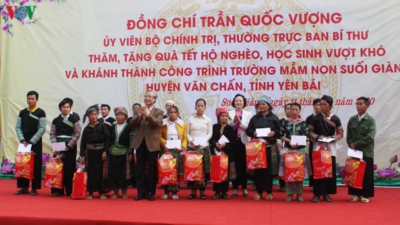 thuong truc ban bi thu tang qua tet cac ho ngheo, gia dinh chinh sach o yen bai hinh 1