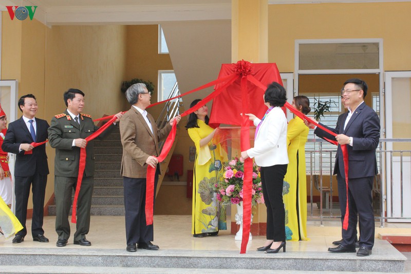 thuong truc ban bi thu tang qua tet cac ho ngheo, gia dinh chinh sach o yen bai hinh 3