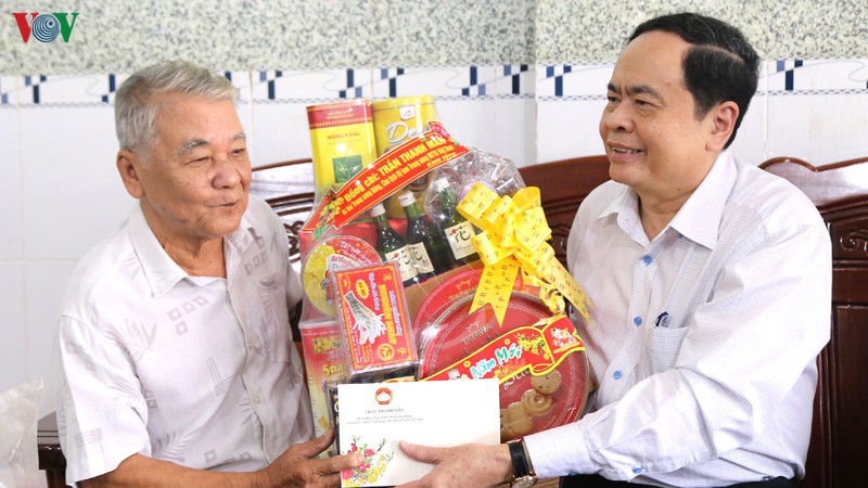 ong tran thanh man tang qua tet cho cac ho ngheo o soc trang hinh 2