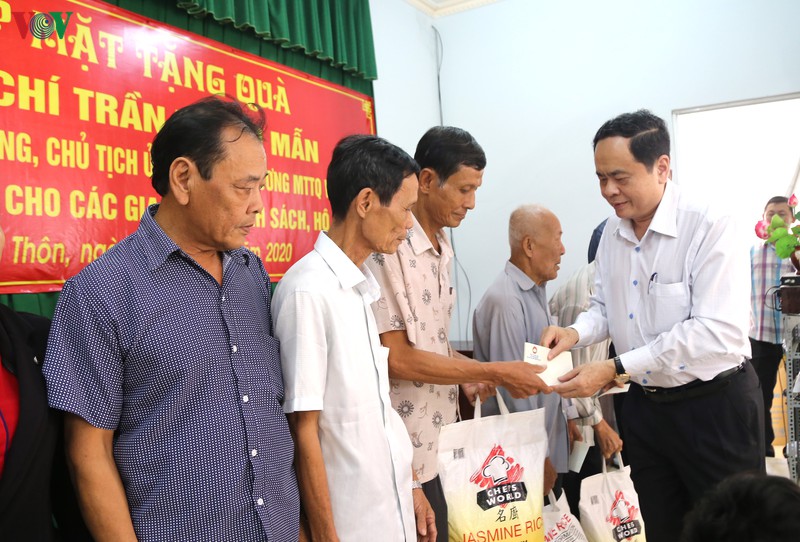 ong tran thanh man tang qua tet cho cac ho ngheo o soc trang hinh 1