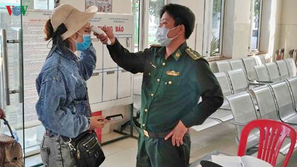 phong dich corona: do than nhiet hanh khach qua cang sa ky hinh 1