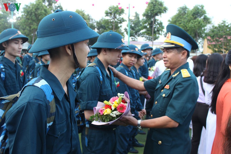 le giao nhan quan trang nghiem nhung nhanh gon tranh dich covid-19 hinh 4