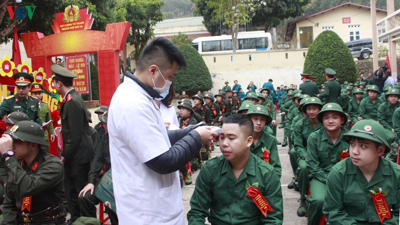 le giao nhan quan trang nghiem nhung nhanh gon tranh dich covid-19 hinh 2