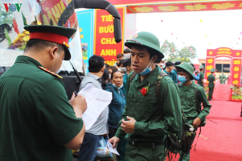 le giao nhan quan trang nghiem nhung nhanh gon tranh dich covid-19 hinh 5