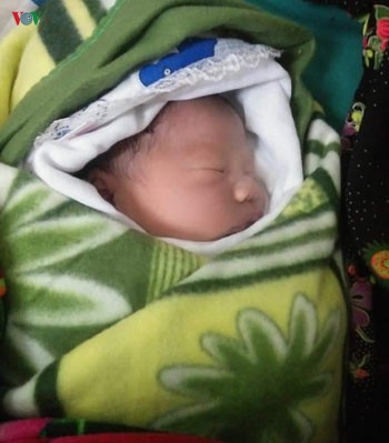 kip thoi cap cuu cho 1 ca sinh no o giua rung hinh 2