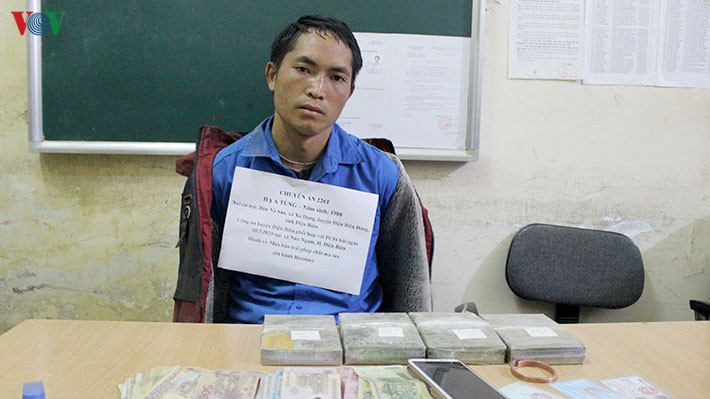 bat giu doi tuong mua ban trai phep 4 banh heroin      hinh 1