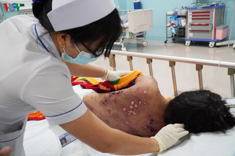 cong an vao cuoc vu nhan vien bi hanh ha, ep ban dam hinh 1