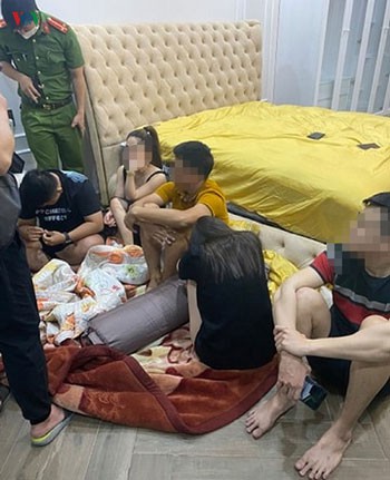 nong 24h: dien bien moi nhat vu nhan vien bi hanh ha, ep ban dam hinh 7