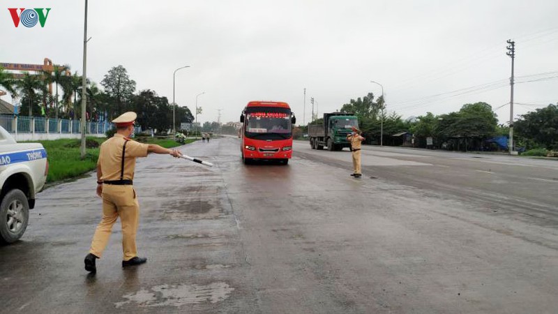 quang ninh dung toan bo phuong tien co gioi ra vao tinh tu 0 gio ngay 1/4 hinh 1