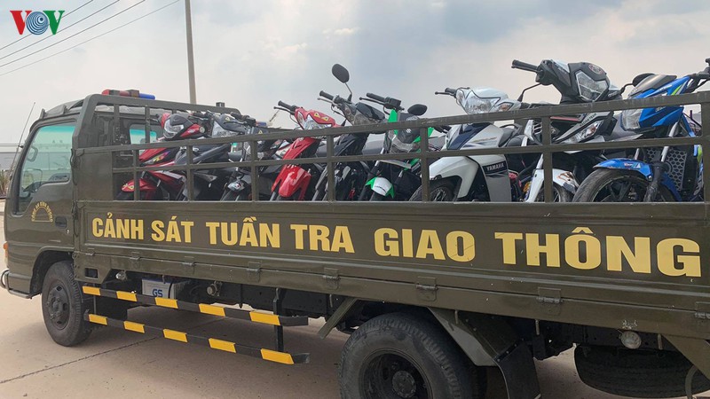 nong 24h: doi tuong dua xe tong gay chan canh sat co dong hinh 3