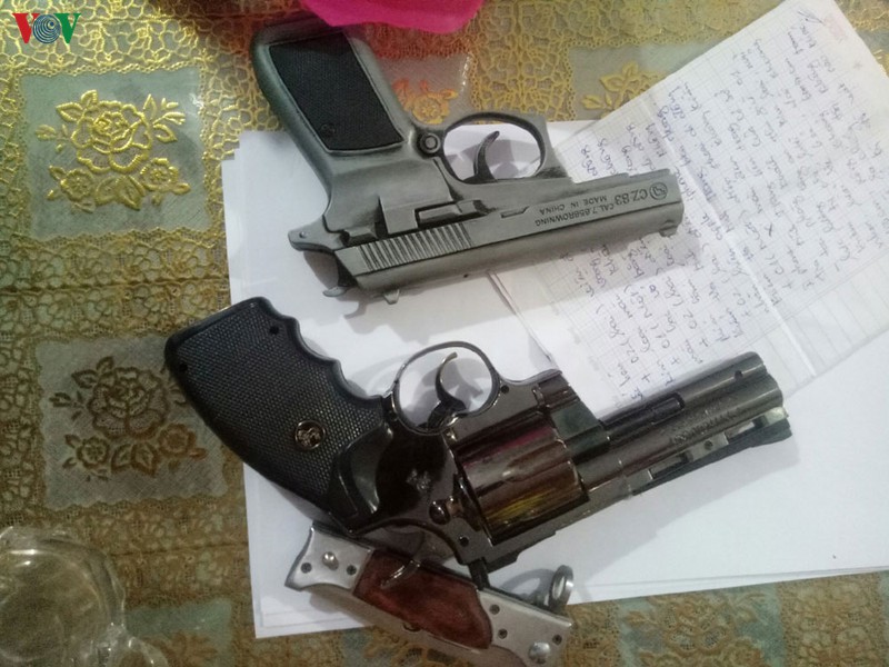 bat qua tang soi bac giua dem, phat hien sung va hung khi hinh 4