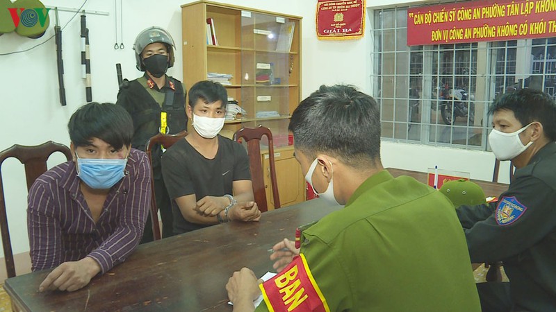 khong deo khau trang ra duong sau cuoc nhau con tan cong canh sat hinh 1