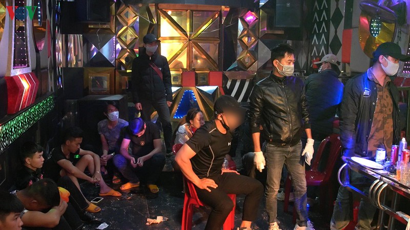 bat qua tang 30 doi tuong mo "tiec ma tuy" trong quan karaoke hinh 1