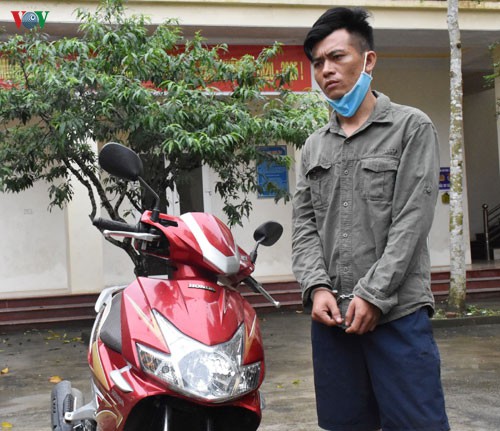 cong an bat giu doi tuong trom xe sau 1 gio gay an hinh 1