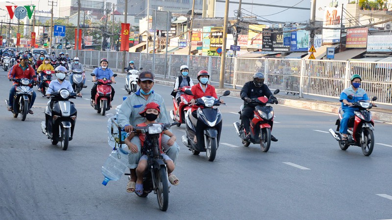 khong deo khau trang ra duong, tu tap giua mua dich o tphcm hinh 12
