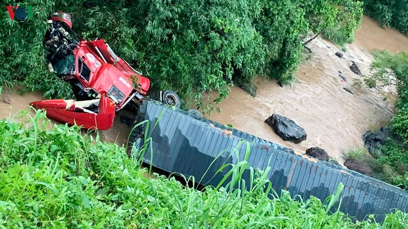 2 xe container va cham giao thong, 1 xe lao xuong vuc sau hon 20m hinh 1